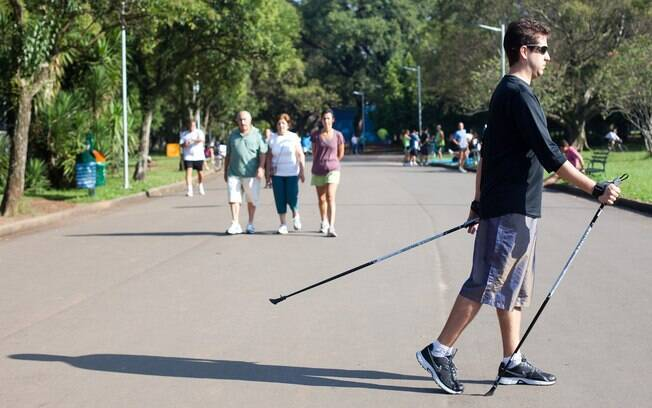 forma correta de caminhar - bastões nórdicos